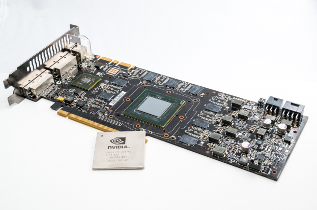 Nahaufnahme einer Computermotherboard mit einem Speicherchip, der darauf liegt und auf einer weißen Oberfläche ruht.