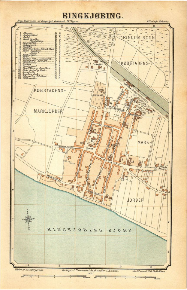 Ein detaillierter Stadtplan von Ringkjöbing, Dänemark aus dem Jahr 1892 mit Text zur Übersicht des Gebiets.