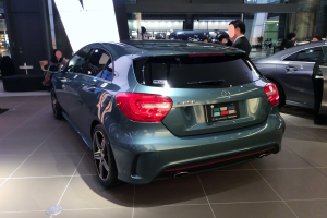 Ein Mercedes-Benz A-Klasse Kombi auf der IAA in Frankfurt, ein schlankes, modernes Design mit glänzender schwarzer Lackierung, Chromakzente, sportliches Aussehen, niedriger Profil, breite Basis, geräumiger und bequemer Innenraum mit Lederpolsterung, markantes Kühlergrill und Aluminiumräder.