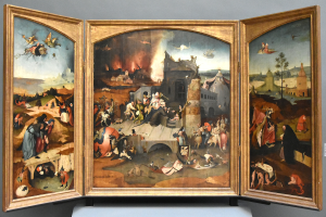 Ein Triptychon-Gemälde in einem Museum ausgestellt, mit drei verschiedenen Kunstwerken in separaten Rahmen an einer Wand.