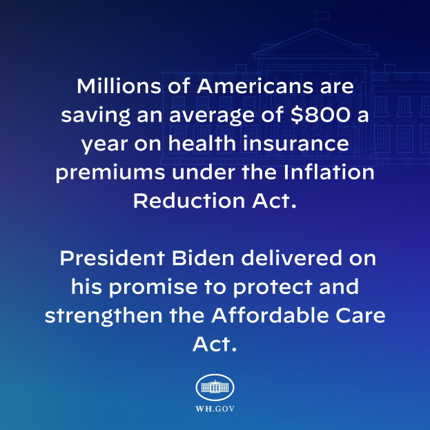 Blauer Hintergrund mit weißer Schrift, die besagt: "Millionen von Amerikanern sparen durchschnittlich 800 USD im Jahr an Gesundheitsversicherungsprämien thanks to the Inflation Reduction Act" in der Mitte, begleitet von einem Logo.