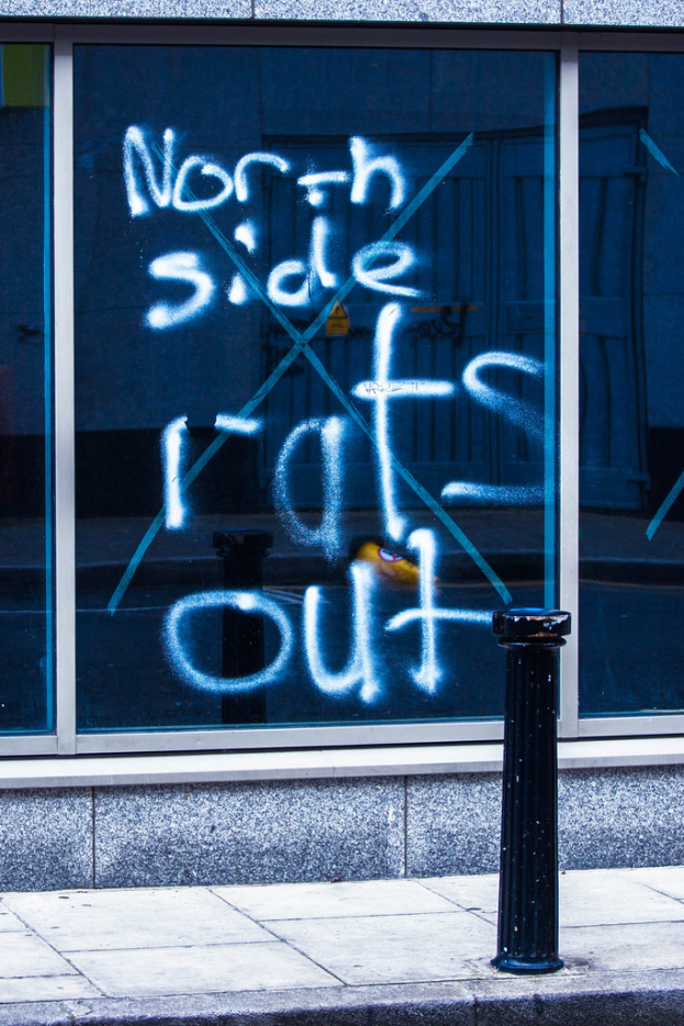 Text auf einem Fenster und ein Barrierepfosten auf der Straße.