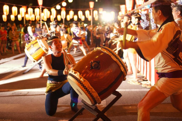 Männer, die auf einem Festival Trommeln spielen