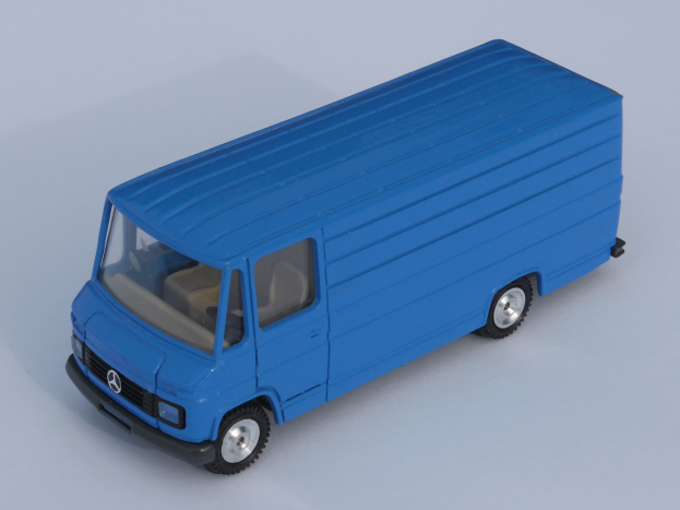 Ein leuchtend blauer Mercedes-Benz Sprinter mit schlankem, modernem Design, langem, schmalem Körper, abfallendem Dach, großem Laderaum, getönten Fenstern und leicht geöffneten Türen, der auf einer weißen Oberfläche geparkt ist.