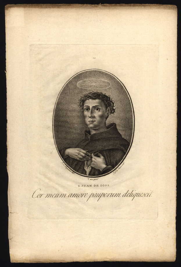 Ein altes Buch mit einer Schwarz-Weiß-Zeichnung eines Mannes, der eine weiße Robe mit einem blauen Band trägt und direkt in die Kamera schaut, umgeben von kursivem Text in einem weißen Rahmen.