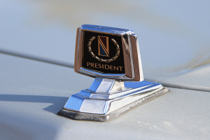 Eine Nahaufnahme eines Kühleremblems mit der Aufschrift "Präsident".