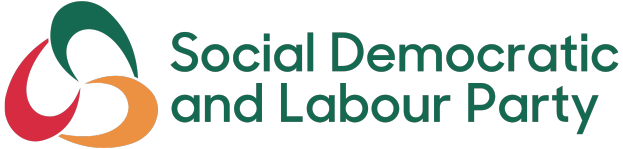 Der Text "Sozialdemokratische und Labour Party" in fetter schwarzer Schrift, zentriert auf einem weißen Hintergrund mit einem schmalen schwarzen Rand.