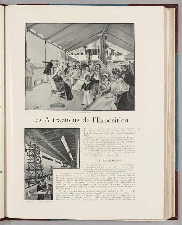 Offenes Buch mit einem Foto von Menschen, die sich amüsieren, auf einer flachen Oberfläche mit Bildern und Texten über Ausstellungsattraktionen.