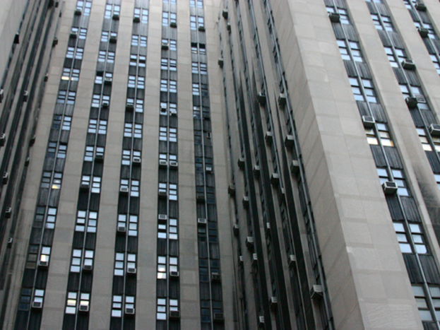 Ein Gebäude mit mehreren Glasfenstern und einer Klimaanlage.