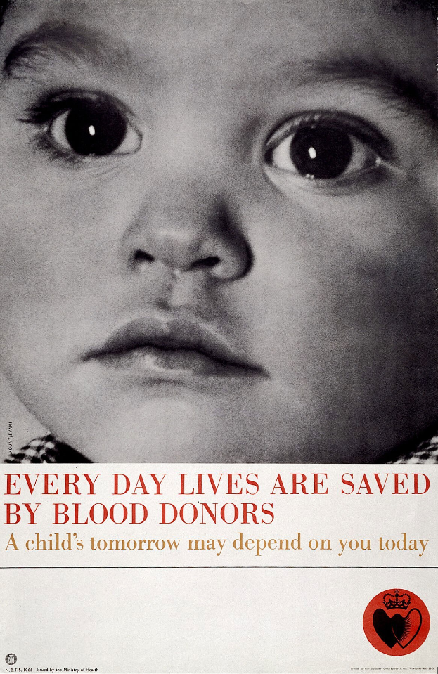 Plakat mit einem Kindergesicht in der Mitte, umgeben von fettem schwarzem Text, der "Jeden Tag werden Leben durch Blutspender gerettet." lautet.