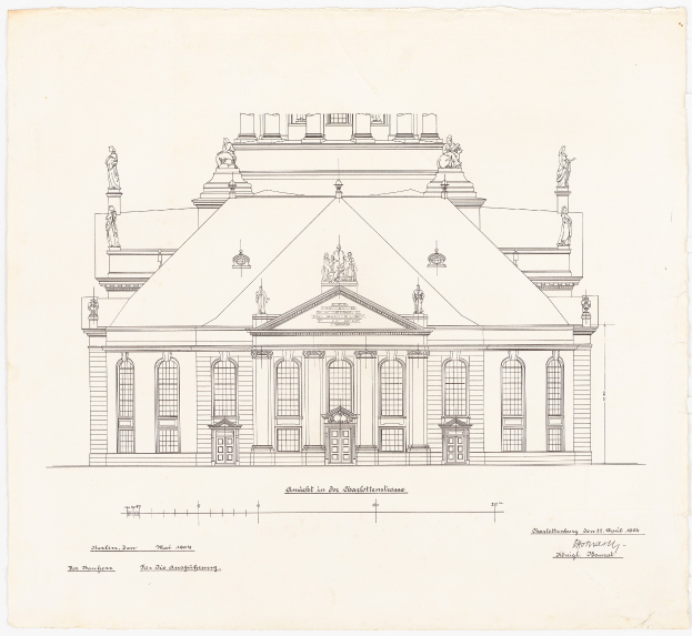 Eine detaillierte Bleistiftzeichnung der Schlosshof-Fassade in Dresden, Deutschland, mit zahlreichen Fenstern und Statuen oben auf dem Gebäude, skizziert auf Papier mit begleitendem Text.
