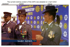 Gruppe von Menschen in Uniformen und Hüten mit einem Banner, das Text über das SAP-Rankingsystem anzeigt, das am 1. April 2010 eingeführt wurde.