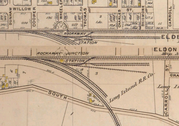 Ausführliche alte Stadtkarte mit einer Bahnlinie, Stra√en, Gebäuden und beschrifteten Stra√en, Parks und Landmarken.