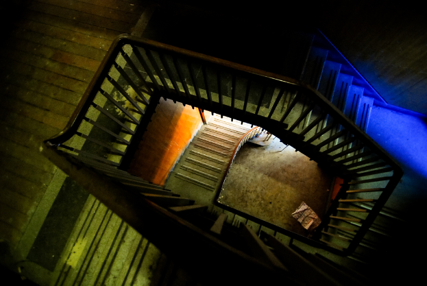 Eine Treppe, die zu einem Stockwerk führt.