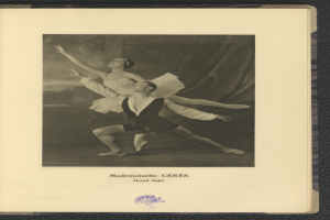 Ein Schwarz-Weiß-Foto eines Mannes und einer Frau in Ballettkleidung, die perfekt synchron tanzen, wobei der Mann ein weißes Tutu trägt und die Frau ein pinkes Kleid, mit Text am unteren Bildrand.