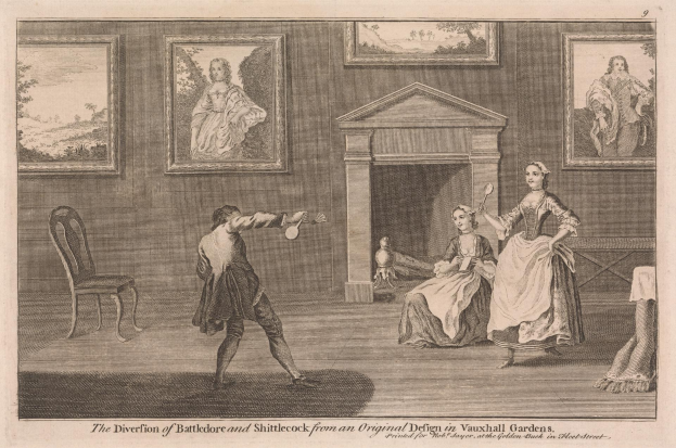 Zwei Personen spielen Tischtennis in einem Raum mit einem Kamin, Stühlen und gerahmten Fotos an der Wand; Text unten lautet "Die Abweichung von Battledore und Shuttlecock von einem ursprünglichen Design in Vauxhall Gardens."