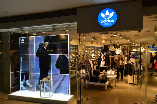 Adidas (ADS) Aktie steigt aufgrund einer Aufwertung durch RBC-Analysten und der Einführung einer FIFA-WM-Kampagne in den USA