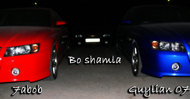 Drei Autos stehen nebeneinander, mit Text am unteren Rand jedes Autos.