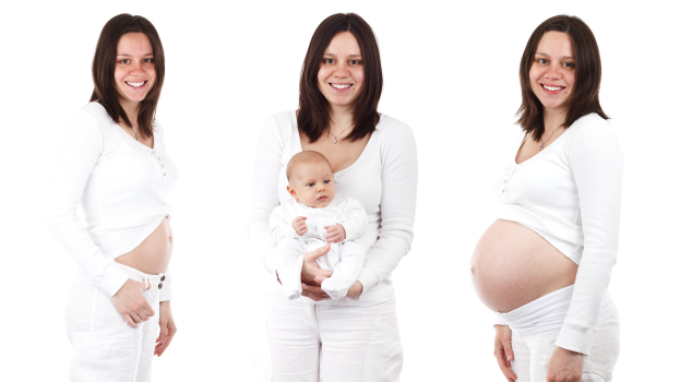 Drei schwangere Frauen, die strahlen und lächeln, wobei eine ein Baby hält, vor einem hellen weißen Hintergrund.