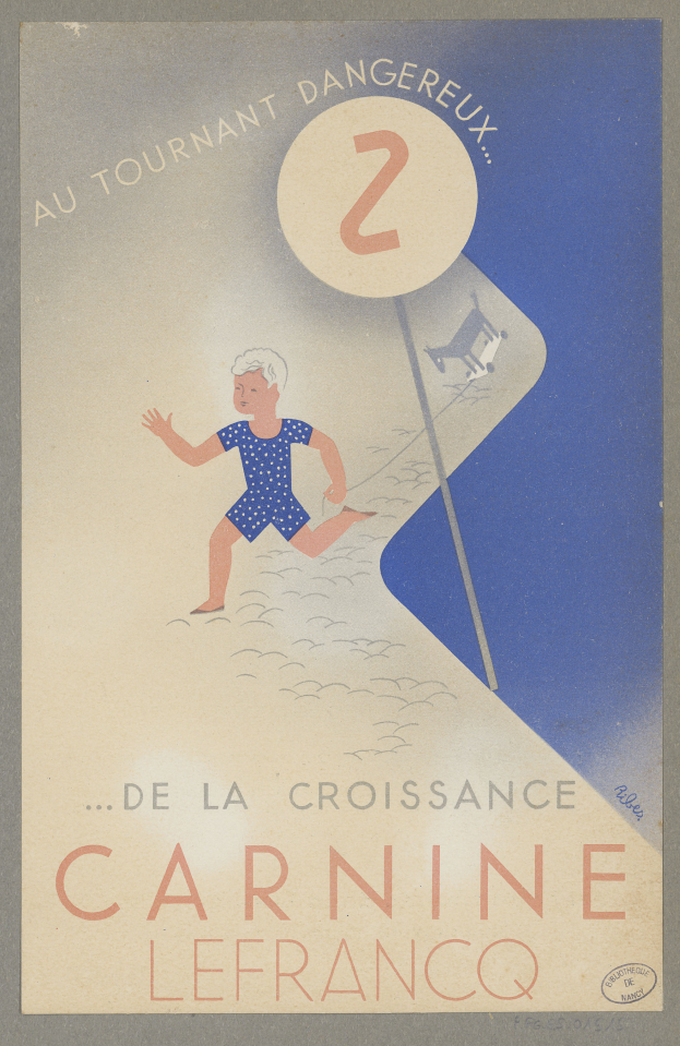 Eine Person in einem hellgelben Kleid lächelt in der Mitte eines Karnevalplakats, umgeben von fetter, schwarzer Schrift, die "Karneval" lautet.