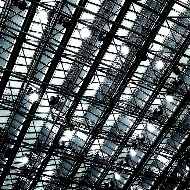 Ein Dach mit mehreren Deckenleuchten und sichtbaren Metallrahmen.