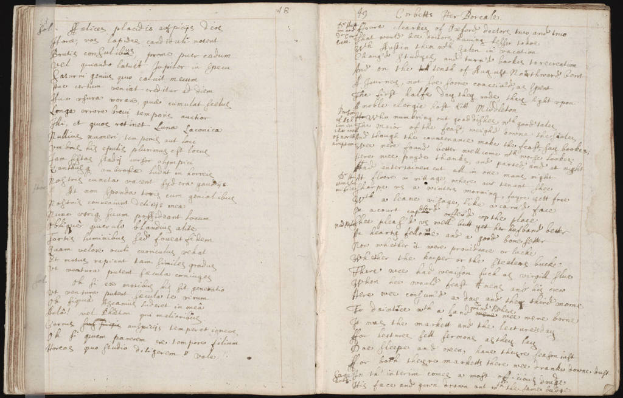 Ein aufgeschlagenes Buch mit etwas darauf geschrieben.