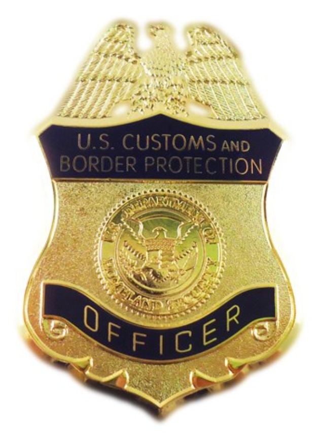 Gold badge mit der Aufschrift "U.S. Customs and Border Protection Officer" auf einem weißen Hintergrund.