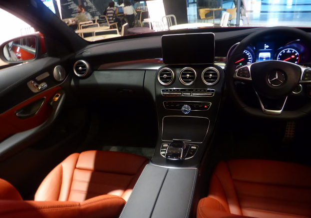 Das Innere eines Mercedes-Benz C-Klasse Coupés auf der Frankfurter Automesse, mit Ledersitzen, Lenkrad, Armaturenbrett mit Bedienelementen, Rückspiegel und Türgriff.