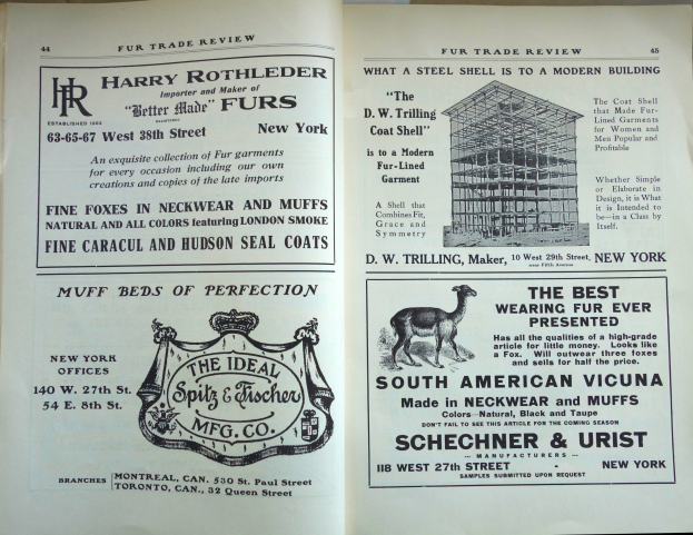 Ein aufgeschlagenes Buch mit einer Tierillustration, Text und zusätzlichen Bildern, das auf einer Oberfläche liegt, wahrscheinlich im Zusammenhang mit dem Fellhandel.