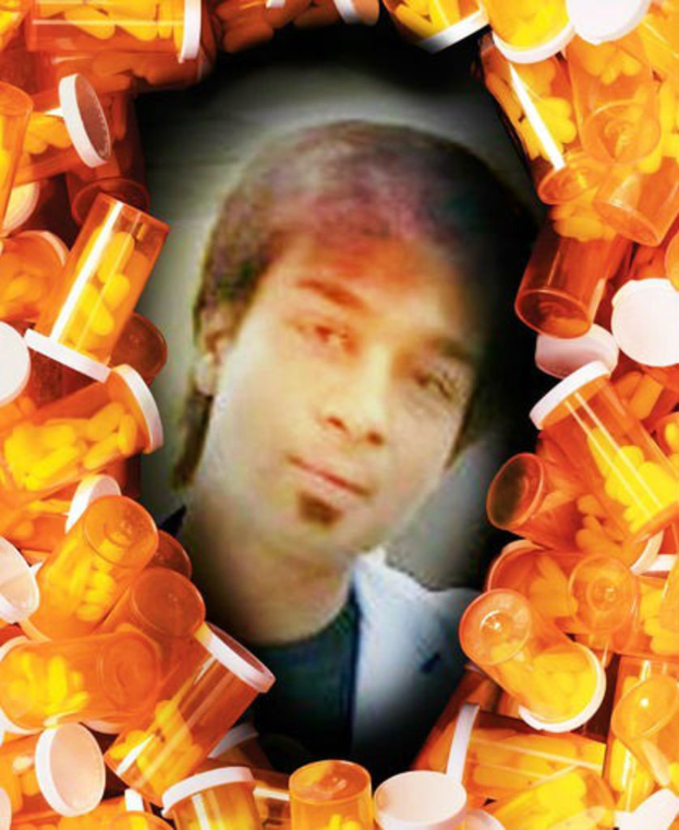 Foto einer Person mit verschiedenen Flaschen und ein paar Pillen daneben.