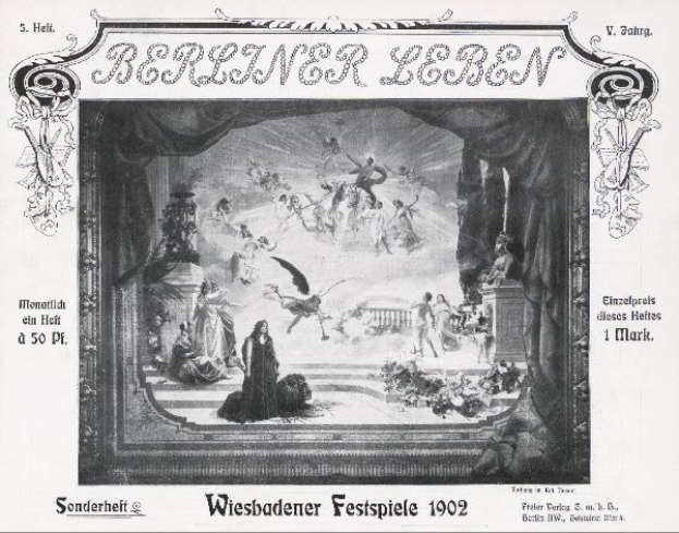 Schwarzes und weißes Foto einer Bühne von den 1902er Wiesbadener Festspielen mit Darstellern in traditioneller deutscher Tracht und einem applaudierenden Publikum im Hintergrund.