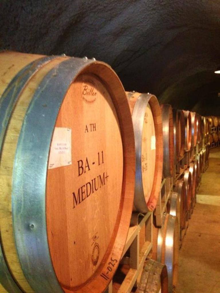 Fässer sind im Tunnel gestapelt.