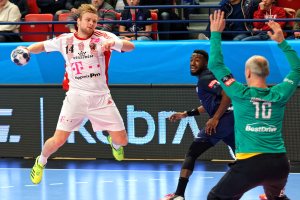 Gruppe von Männern beim Handballspielen auf einem Court während des Futsal-Weltmeisterschaftsspiels 2019 zwischen Bayern München und Paris Saint-Germain, mit Zuschauern im Hintergrund.