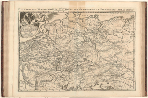 Ein aufgeschlagenes Buch mit einer detaillierten Deutschlandkarte, die Flüsse, Berge, Städte und begleitenden Text mit geografischen Informationen zeigt.