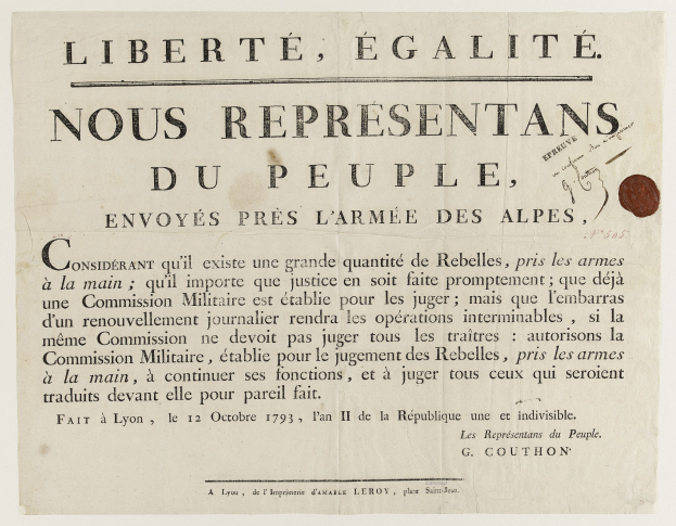Papier mit handgeschriebenem Text "Liberté égalité nous representants du peuple" und einer Münze rechts.