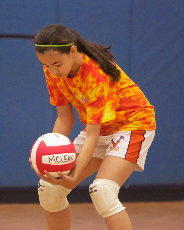 Eine Frau, die mit einem Ball in der Hand steht.