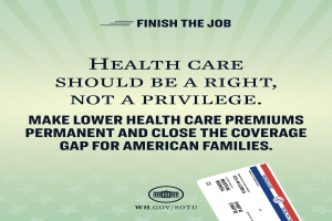 Ein Plakat mit dem Text "Beenden Sie den Job: Gesundheit sollte ein Recht sein, nicht ein Privileg" und einer Karte mit der Aufschrift "Machen Sie niedrigere Gesundheitskosten permanent und schließen Sie die Versorgungslücke für amerikanische Familien."