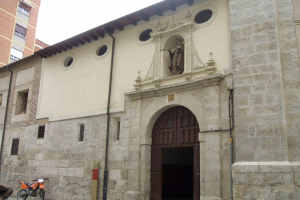 Ein Mann fährt mit einem Motorrad die Straße neben der Kirche Santa Maria del Fiore entlang, neben einem Fahrradfahrer und dem Himmel im Hintergrund.