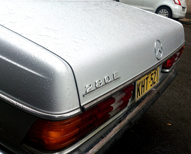 Ein Mercedes-Benz-Fahrzeug fährt auf der Straße mit einem anderen Fahrzeug neben ihm.