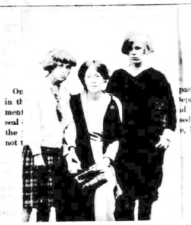 Ein Schwarz-Weiß-Bild von drei Menschen, die zusammenstehen, mit Text auf beiden Seiten.