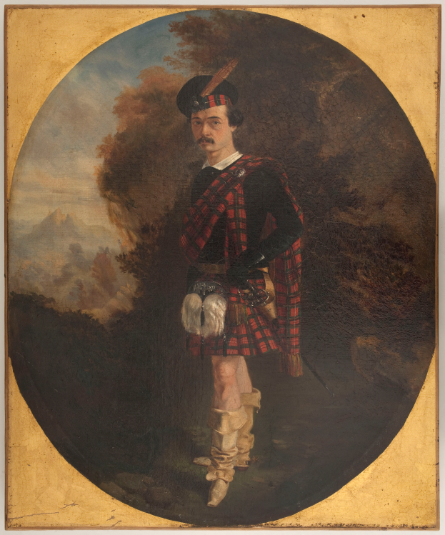Ein Gemälde eines Mannes in traditioneller schottischer Kleidung, einschließlich eines roten und schwarzen Tartankilts, eines weißen Hemdes und eines schwarzen Gürtels, der mit ernster Miene vor einer Kulisse aus Bäumen und Himmel steht.