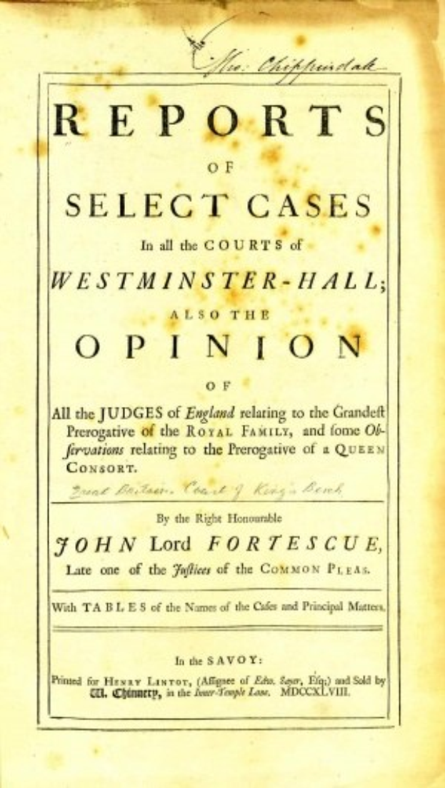 Titelblatt eines alten Buches mit dem Titel "Berichte über ausgewählte Fälle in den Gerichten von Westminster-Hall sowie die Meinung von John Lord Fortescue" geöffnet auf einer Seite mit schwarzer Tinte.