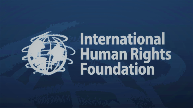 Das Logo der International Human Rights Foundation auf einem blauen Hintergrund, das die Wörter 'International Human Rights' in weißer Schrift und eine mehrfarbige Weltkugel in der Mitte zeigt, umgeben von einem weißen Kreis mit blauer Umrandung.
