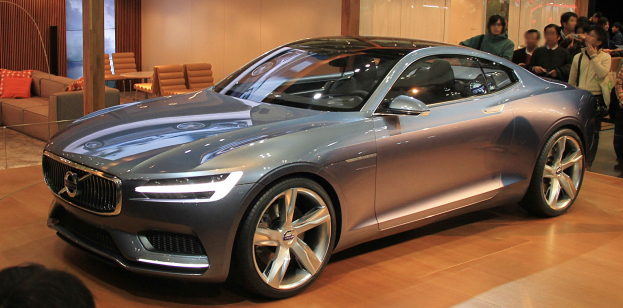 Ein elegantes Volvo-Konzeptfahrzeug mit glänzender schwarzer Lackierung und Chromakzenten auf der Internationalen Automobil-Ausstellung in Frankfurt, umgeben von Menschen, die sein modernes Design und luxuriöses Inneres bewundern.