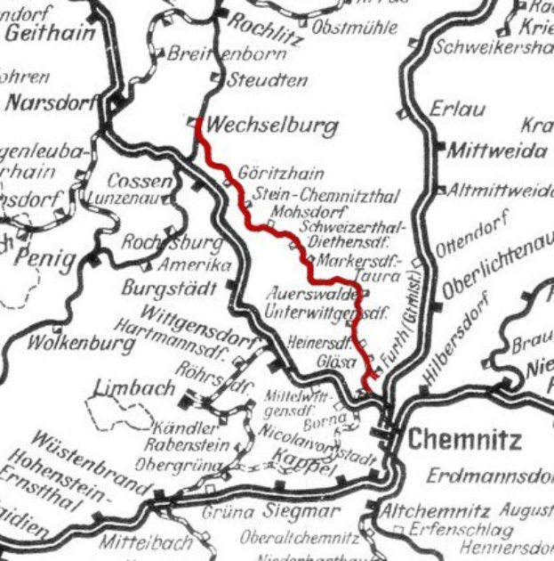 Schwarze und weiße Stadtkarte mit einer roten Bahnlinie, beschriftet als Wechselburg und Chemnitz-Bahnkarte.