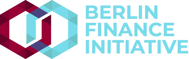 Logo der Berlin Finance Initiative mit einem blauen Kreis mit weißer Umrandung und einem weißen "B" in der Mitte, umgeben von einem weißen Ring mit einem blau-weißen Karomuster und der schwarzen Schrift "Berlin Finance Initiative" in Fettschrift auf einem weißen Hintergrund.