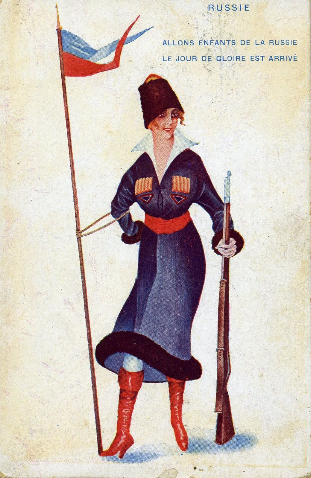 Eine Frau in russischer Militäruniform hält ein Gewehr und eine Fahne, mit dem Text "Allons enfants de la Russie" oben und unten.