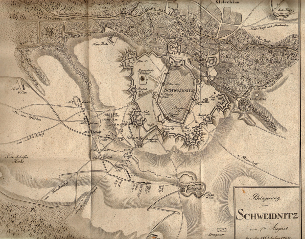 Ausführliche alte Karte von Schweidnitz, Deutschland, die Straßen, Gebäude und Sehenswürdigkeiten mit beschreibendem Text über die Bevölkerung, Geschichte und Kultur der Stadt zeigt.