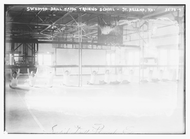 Schwarzes und weißes Foto von Menschen, die Gymnastik in einem Gym mit Stangen, Stäben, Fenstern und einer Wand im Hintergrund machen; Text ist oben und unten im Bild sichtbar.